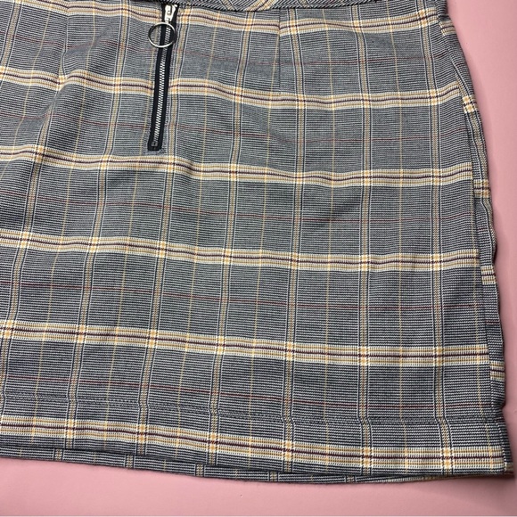 Plaid PacSun Mini Skirt with Zipper & Snaps - Picture 5 of 12